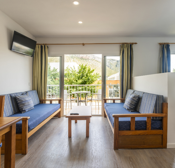 Estudio Massol en Puerto de Pollensa Sala y vista del exterior desde el estudio Massol